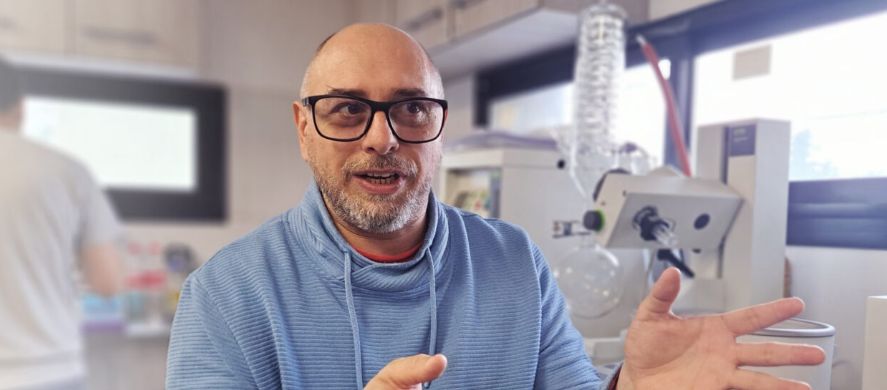 Retrato de Jorge Aníbal Martinetti Montanari, biotecnólogo argentino especializado en nanotecnología para la salud y enfermedades de la piel.