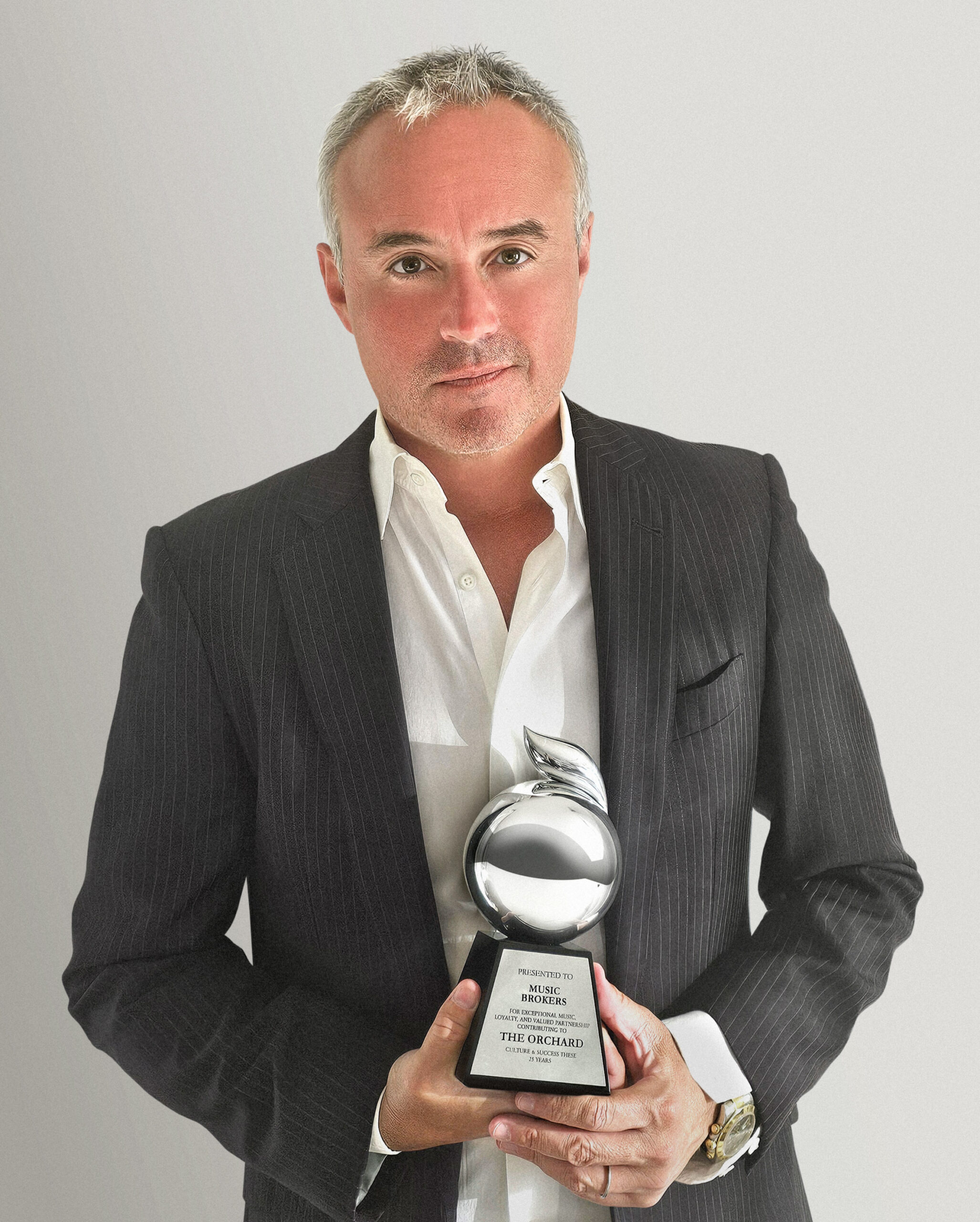Federico Scialabba, CEO de Music Brokers, en su oficina de Buenos Aires, rodeado de vinilos y equipos de sonido, representando su enfoque innovador en la industria musical.