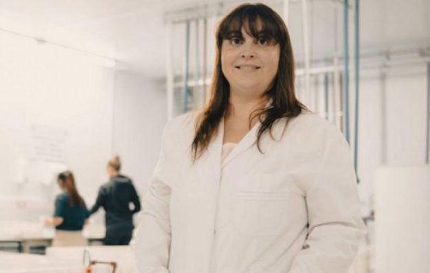 Investigadora argentina Tamara Rubilar Panasiuk en laboratorio marino, especializada en erizos de mar y biotecnología.