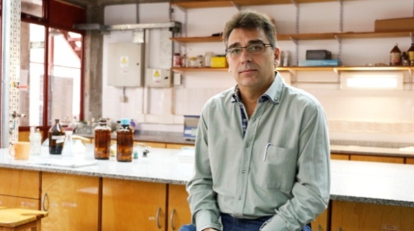 Daniel Fernando Alonso, médico argentino especializado en oncología, trabajando en su laboratorio de investigación en la Universidad Nacional de Quilmes.