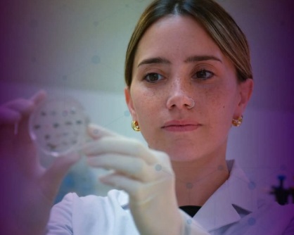 Antonella Icardi en su laboratorio de investigación en biología molecular, trabajando con cultivos celulares relacionados con el estudio del ácido hialurónico y su vínculo con el cáncer.