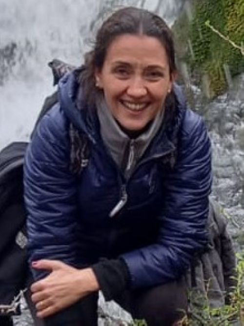 Vanina Egea observando cabras criollas en una zona árida de Mendoza durante su investigación veterinaria.